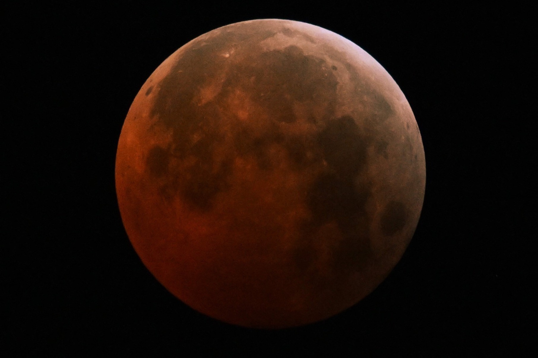 FenÃŽmeno ocorre cerca de duas vezes por ano, quando o Sol, a Terra e a Lua, em sua fase cheia, estÃ£o perfeitamente alinhados