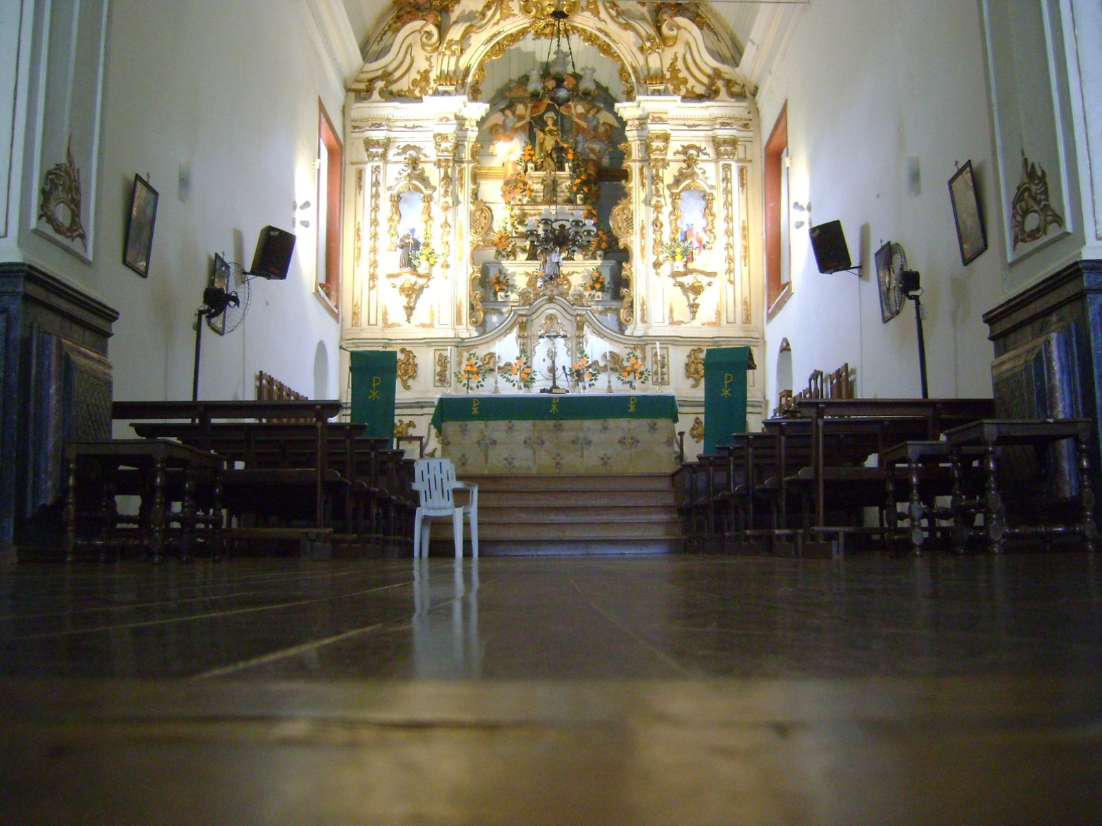 Altar da igreja de São Gonçalo do Amarante com imagens sacras do século 18-Secult/São João del-Rei