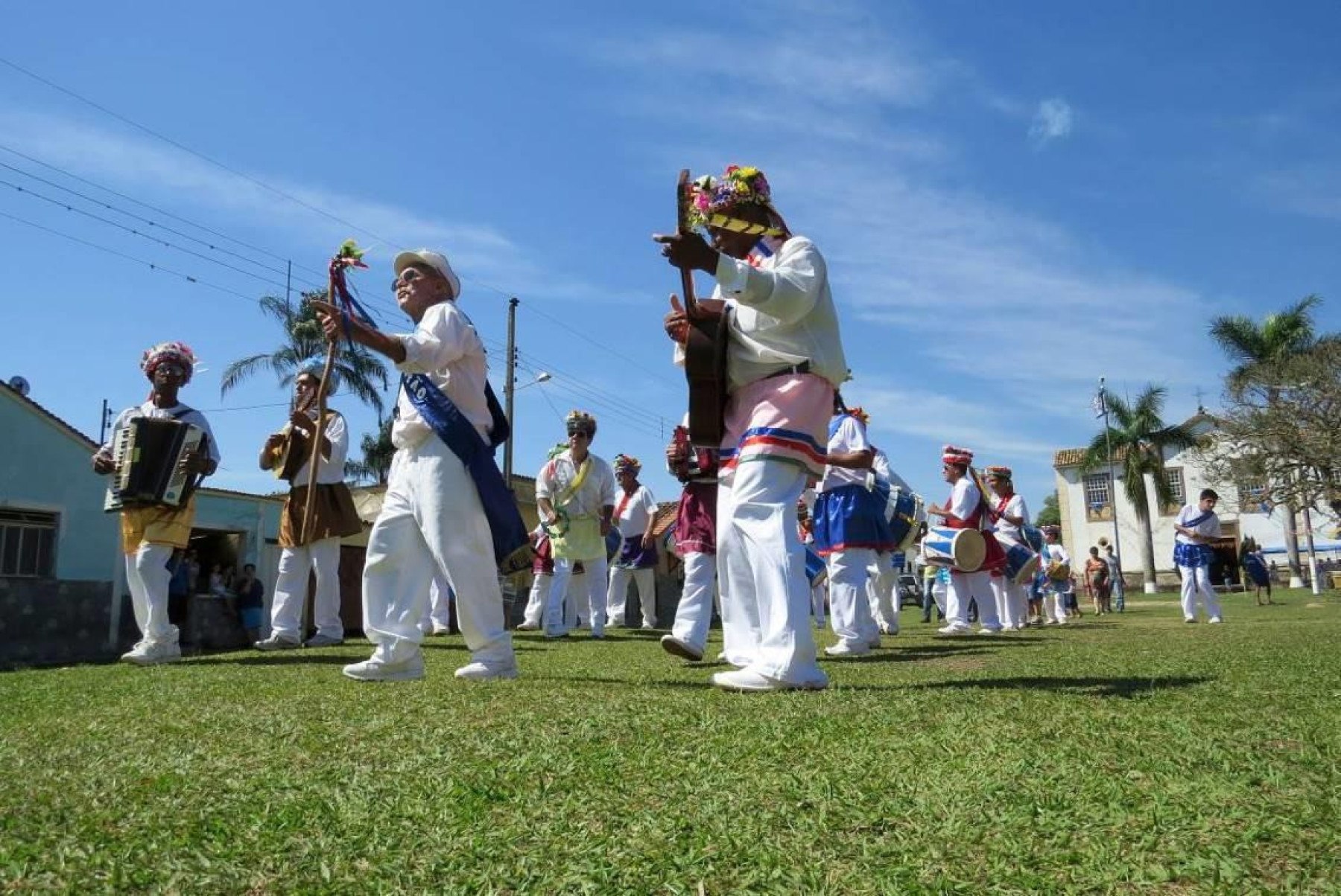 Formada na sua maioria por homens, vestidos de branco e adereços coloridos, a Guarda do Congo faz um louvor à N. S. do Rosário-Ulisses Passarelli/Divulgação