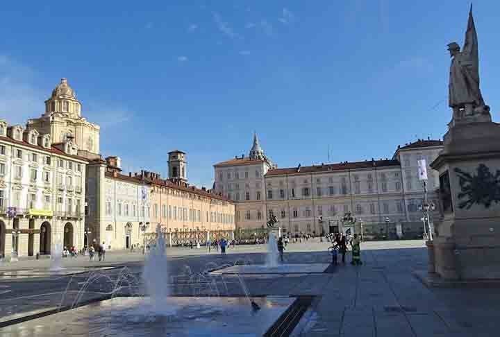 A Mole Antonelliana é o símbolo de Turim, com seus 167,5 m de altura, pode ser vista de vários pontos da cidade. Ela tem uma estrutura em alvenaria, cuja construção se deu entre 1863 e 1897. Na foto, imagem do centro da cidade.