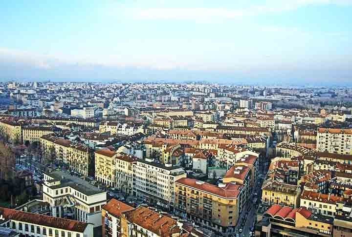 A cidade fica aos pés dos Alpes italiano e é recortada pelas águas do rio Pó. Possui, portanto, praias da costa da Ligúria, que ficam a apenas 100 km da cidade.