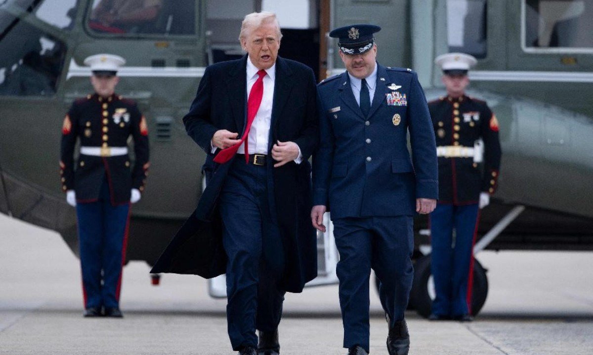 Trump congelou a admissão de refugiados e quer restringir fluxo de turistas, de 43 países, para os EUA -  (crédito: Brendan Smialowski / AFP))