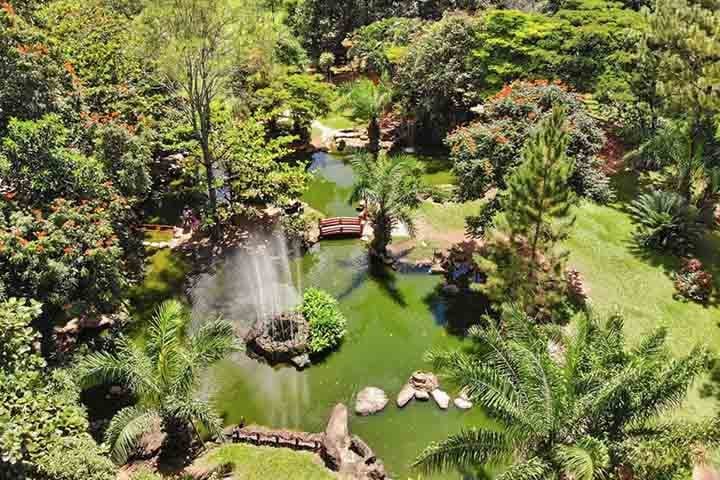 Os mananciais de Caldas Novas prometem curar e rejuvenescer o corpo. Quem se aventurar no local poderá se divertir com piscinas de água quente, hospedando-se em um hotel-clube, entre os muitos da cidade.