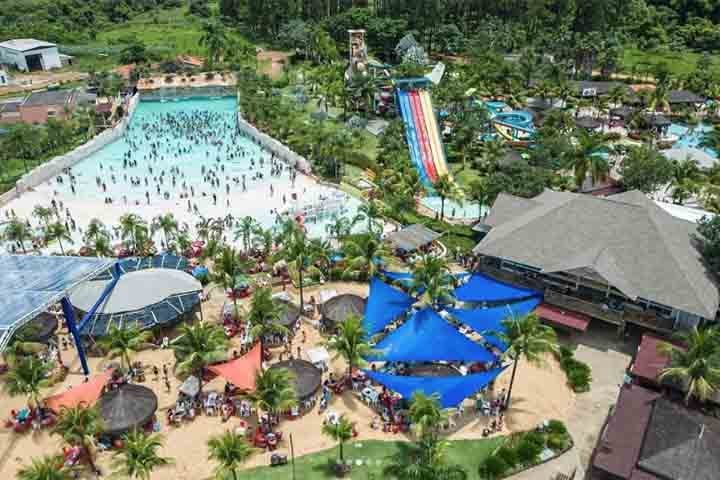 Uma delas fica na cidade de Caldas Novas, em Goiás. Considerada a maior estância hidrotermal do mundo, ela possui águas naturalmente aquecidas, que podem chegar a 58ºC, e têm efeitos medicinais contra problemas como o estresse e o reumatismo.