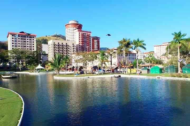 Águas de Lindóia, portanto, tem piscinas de água mineral, serviços terapêuticos, hidromassagem, entre outras atrações turísticas e relaxantes. 