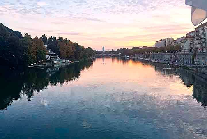 Junto com Milão e Genova, Turim forma o respeitado “triângulo industrial” da Itália, e depois de Roma e Milão, é considerada a terceira cidade mais rica do país.