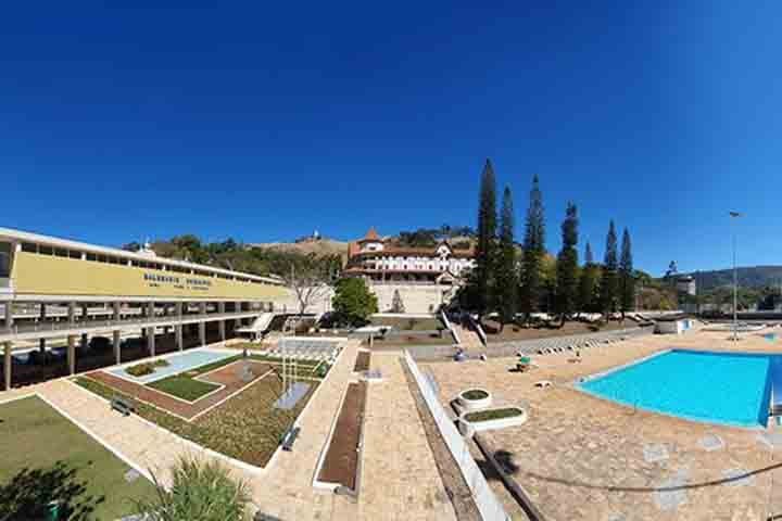 Localizada a 158 quilômetros de São Paulo, Águas de Lindóia é o destino de diversas famílias e uma das grandes atrações é o stangerbad. Um banho de imersão com placas de carvão que emitem correntes elétricas, traz benefícios para a saúde e alivia o estresse. 