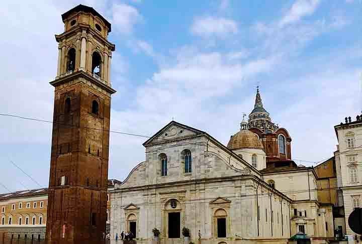 Uma das atraÃ§Ãµes mais famosas da cidade Ã© o SudÃ¡rio de Turim, um dos Ã­cones mais importantes do catolicismo; AlÃ©m disso, hÃ¡ um pequeno aeroporto internacional com voos de conexÃ£o de outras cidades europeias. 