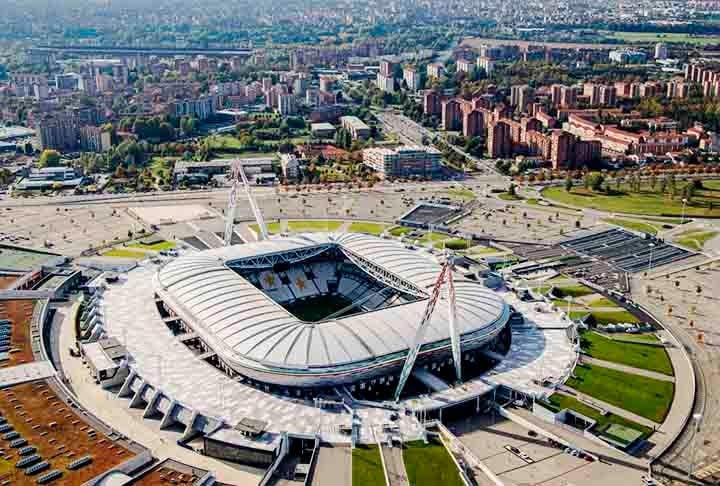 Turim abriga dois estádios de futebol, que pertencem a dois grandes times da região: Juventus e Torino, A Velha Senhora, por sinal, é forte no cenário mundial, enquanto o Granata tem rica história neste esporte.