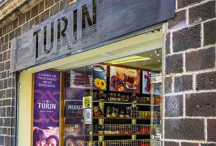 A cidade é considerada a capital italiana do “aperitivo“, uma tradição local que acontece todas as noites, aproximadamente das 16h às 19h. Durante esse período, os bares oferecem pequenos pratos acompanhados de bebidas por preços reduzidos. 