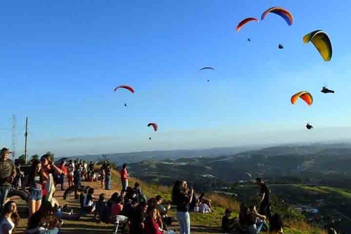 A cidade é voltada ao turismo rural, ecoturismo, negócios e eventos, aventura, esportes e cultura. A Estância Hidromineral de Serra Negra apresenta o turismo tradicional, de compras, de eventos rurais. e tem um agradável clima de montanha, aliado às fontes de águas minerais.