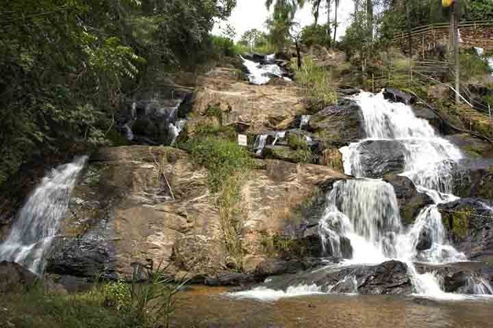 Serra Negra é considerada uma Estância Turística Hidromineral, que procura oferecer descanso e relaxamento com a proximidade da natureza e as funções terapêuticas da água mineral.