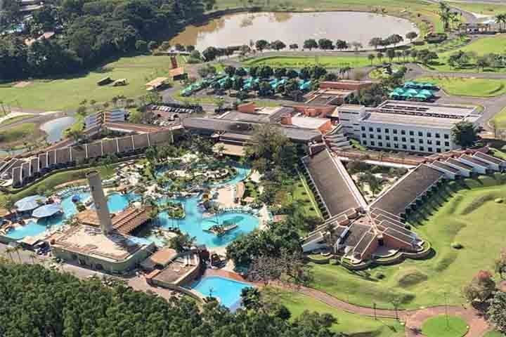 As águas termais são um das maiores atrações da cidade , vindo diretamente do Aquífero Guarani, com propriedades terapêuticas, que visam o bem-estar.