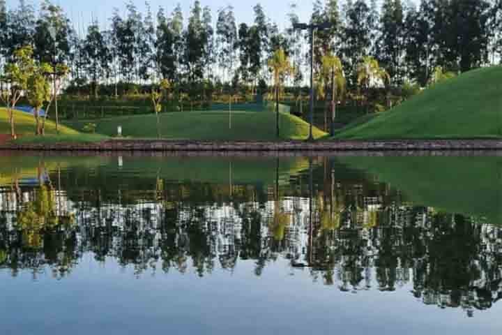 A cidade de Lins, em São Paulo, apresenta o Resort Blue Tree Park, um amplo parque aquático com águas termais. Em 2800 metros, as águas podem ser minerais, naturais e correntes e atingir temperaturas entre 38º a 42º celsius.