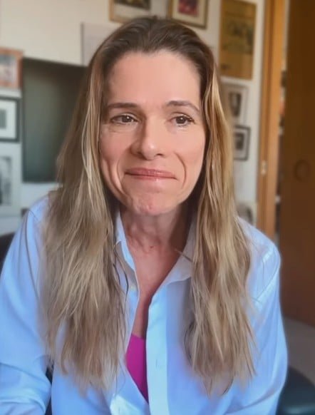 A atriz afirmou que, após negar-se a ceder seu lugar, foi ameaçada pela tripulação e ouviu que poderia ser vetada de voltar a embarcar pela companhia. Ela considerou a situação “abusiva” e relatou que a American Airlines chegou a oferecer desconto de 300 dólares na próxima passagem. 
