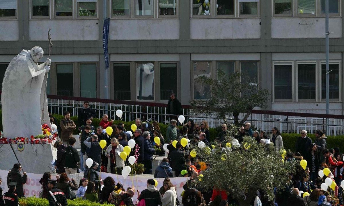 Na entrada do hospital, dezenas de crianças gritavam "Papa Francisco, Papa Francisco", enquanto seguravam balões amarelos e brancos, as cores do Vaticano -  (crédito:  Andreas SOLARO / AFP)