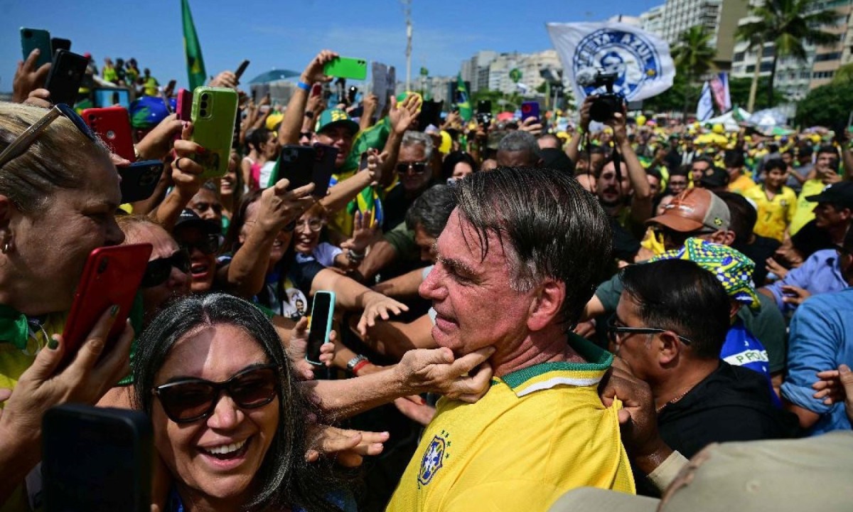 Ex-presidente Bolsonaro é recebido com festa pelos apoiadores no ato no Rio de Janeiro -  (crédito: PABLO PORCIUNCULA/AFP)