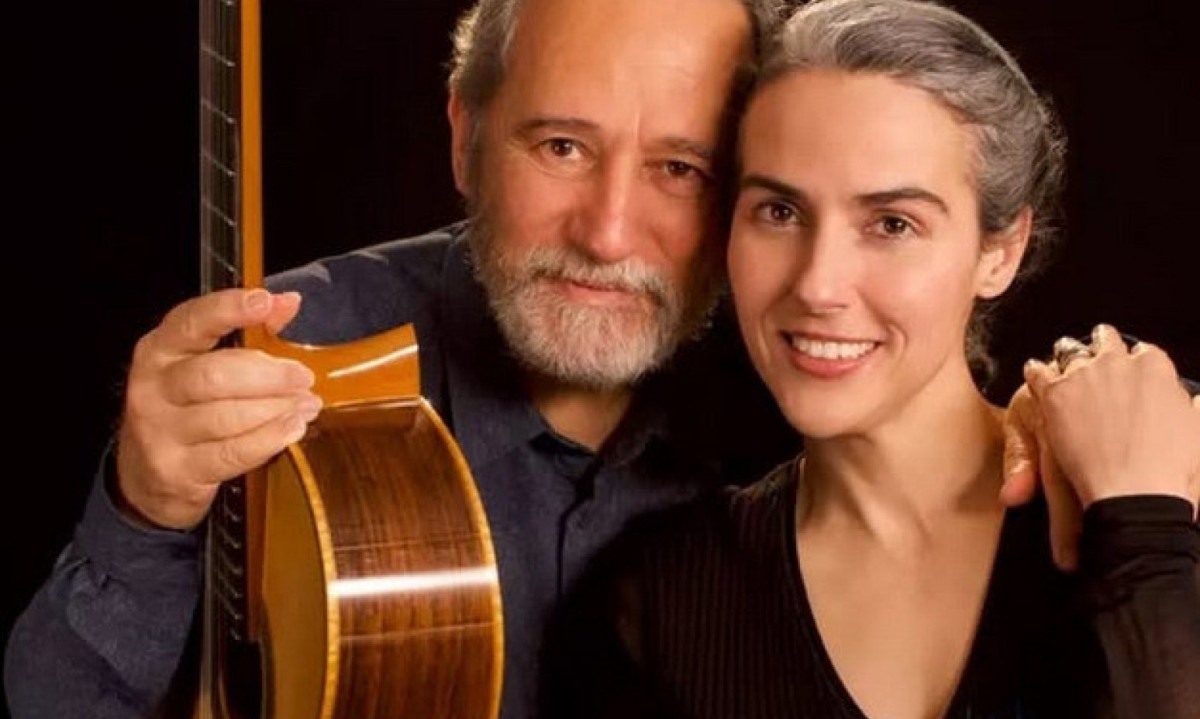 Sérgio Assad, segurando o violão, e a filha, a compositora Clarice Assad