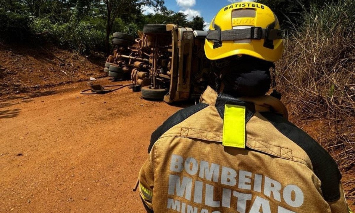 Caminhão-tanque capota e motorista morre esmagado -  (crédito: Divulgação/Corpo de Bombeiros)