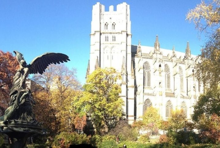 Catedral de Saint John Divine: Fica em Nova York, nos EUA. Começou a ser construída em 1892 em estilo Bizantino, mas teve seu estilo alterado para Gótico em 1909.