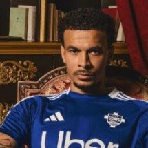 Jogador de Copa do Mundo volta após dois anos sem jogar e é expulso em nove minutos - No Ataque Internacional