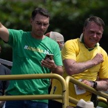 Flávio Bolsonaro critica medidas contra o pai: 'Não vão nos calar' - PABLO PORCIUNCULA/AFP