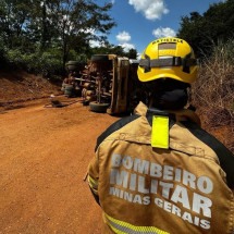 Motorista morre esmagado por caminhão-tanque na MGC-190 - Divulgação/Corpo de Bombeiros