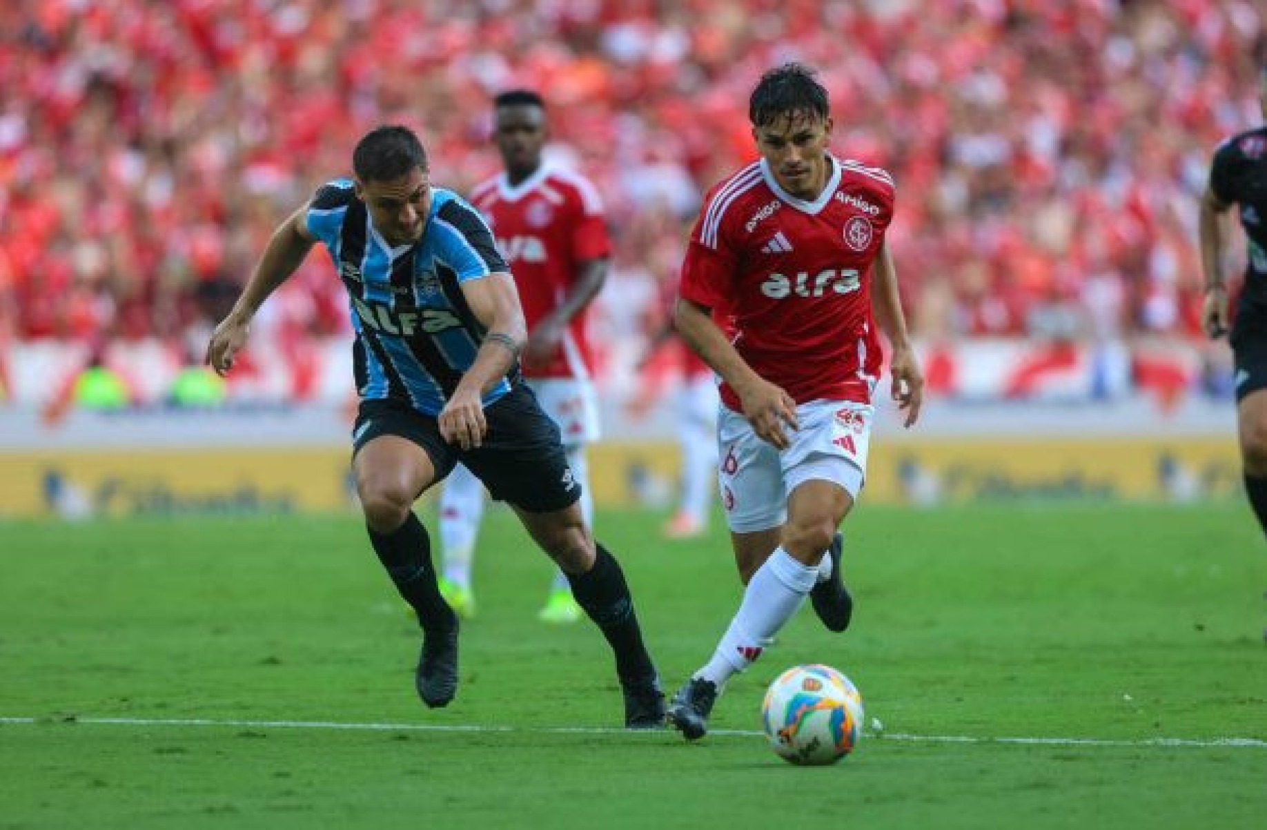Internacional garante título gaúcho com direito a golaço de falta de Valencia