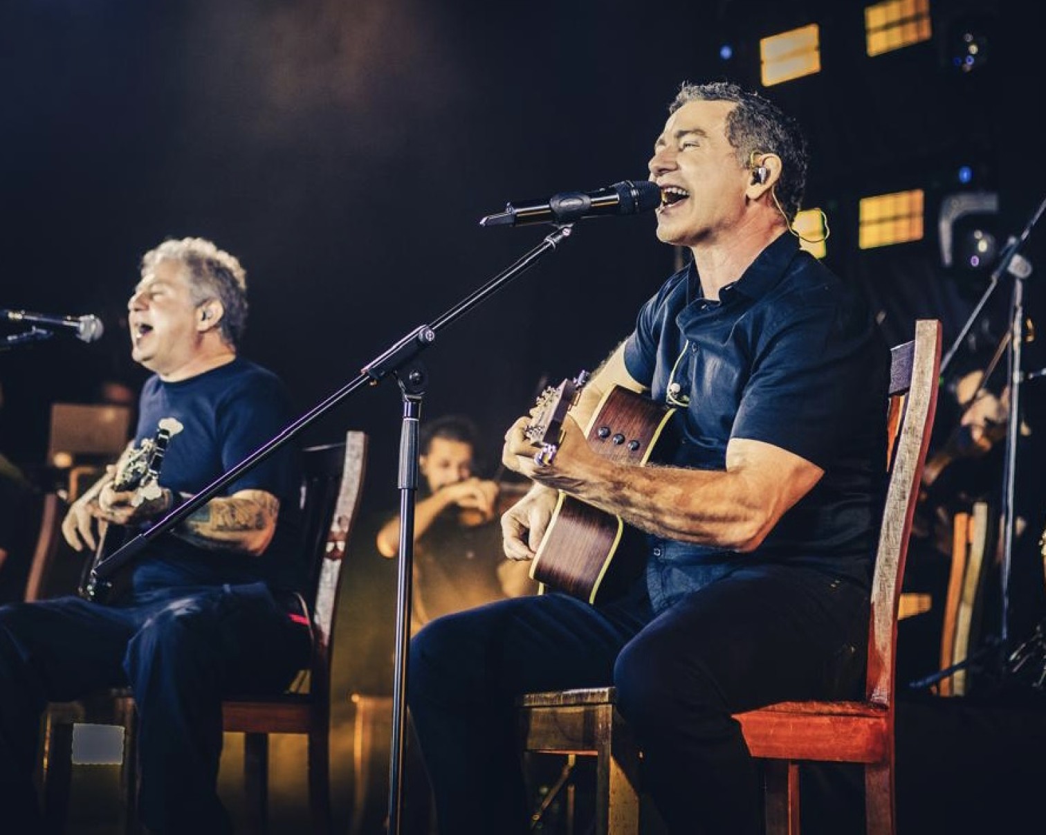 Beto Nastácia incentivou Antônio Júlio a se dedicar à carreira musical Os irmãos Beto Nastácia incentivou Antônio Júlio cantam no palco