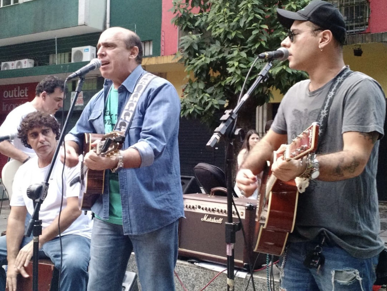 Banda Godoys é sobrinha da famosa soprano Maria Lúcia Godoy Banda Godoys canta na rua em BH