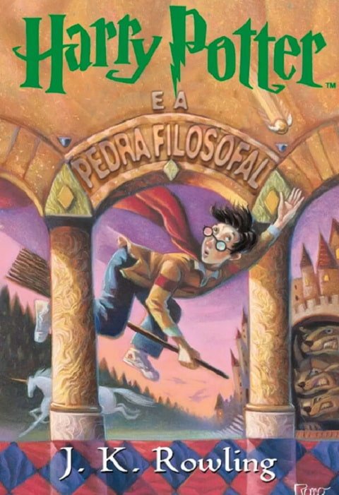 Rowling concluiu seu primeiro livro da saga Harry Potter em 1996. Ela o nomeou como "Harry Potter e a Pedra Filosofal". A autora foi rejeitada por diversas editoras at&eacute; que a obra agradou a Bloombury, que a publicou em 26 de junho de 1997.