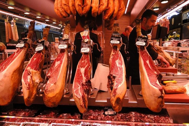 A região também é famosa pela produção de presunto ibérico (jamón), considerado um dos melhores da Espanha, e pelo azeite de oliva de alta qualidade. 