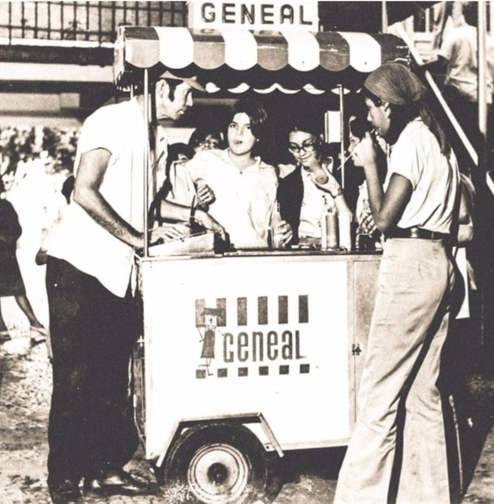 O cachorro-quente da Geneal começou a ser vendido nas ruas da Zona Sul do Rio em 1963. Ele ganhou popularidade e se espalhou, sempre com conteúdo simples que se limita ao pão e à salsicha - no máximo com ketchup e/ou mostarda.