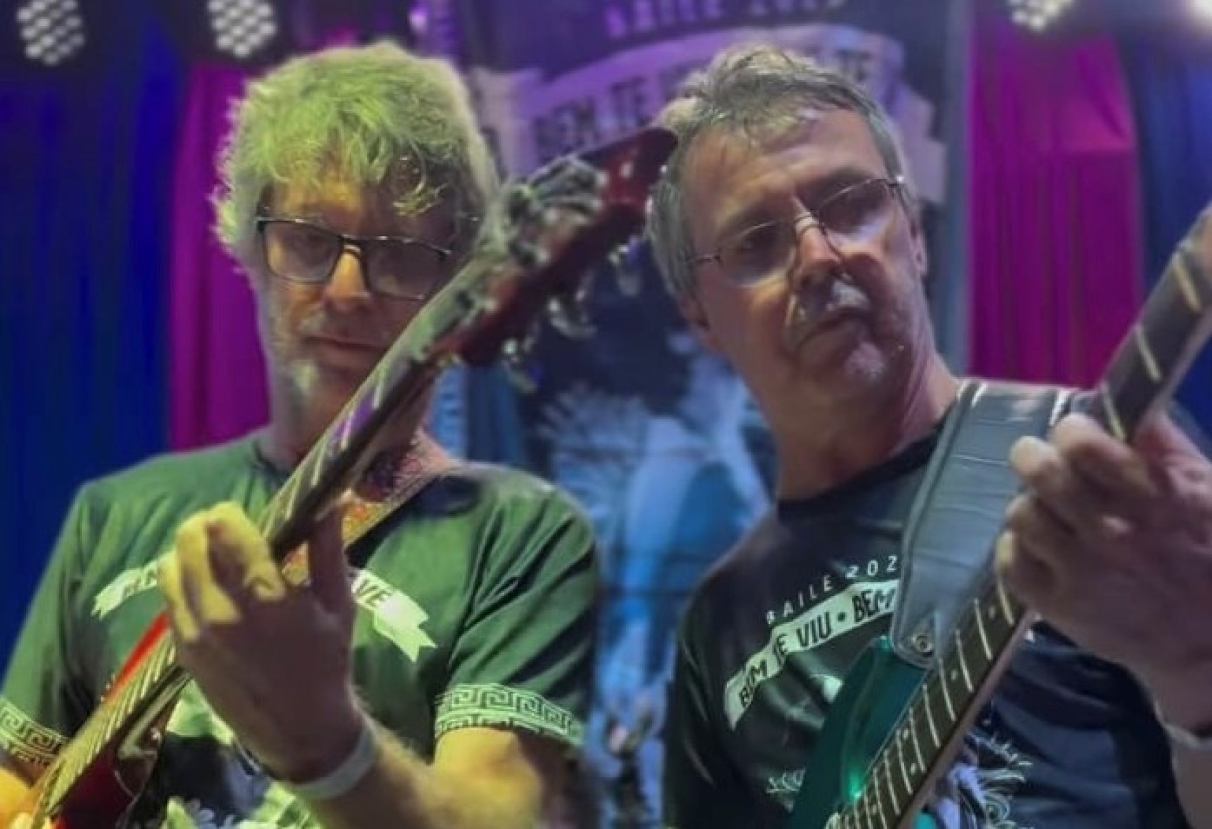 Wilson e Beto Lopes estrearam ainda adolescentes na Sala Humberto Mauro Wilson e Beto Lopes tocam violão no palco, lado a lado