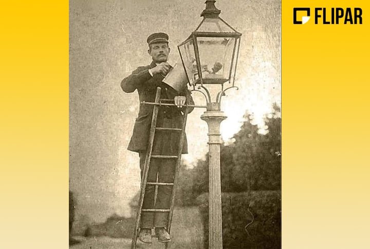 ACENDEDOR DE POSTE:  Foi necessário até o fim do século XIX, período em que os postes de rua eram acesos por meio de lamparinas a gás ou com querosene 