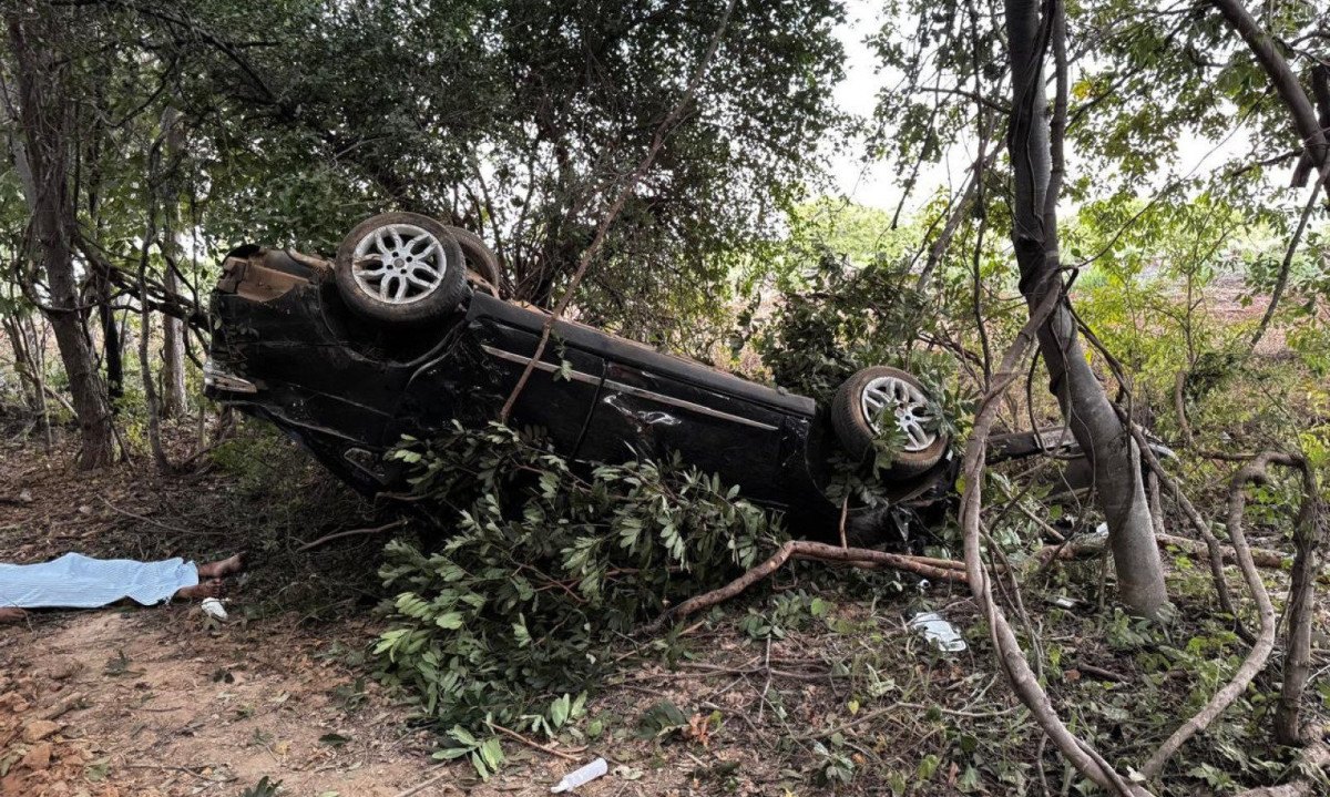 carro capotou na MCG 135  e matou vereador de Itacarambi -  (crédito: redes sociais/divulgação)