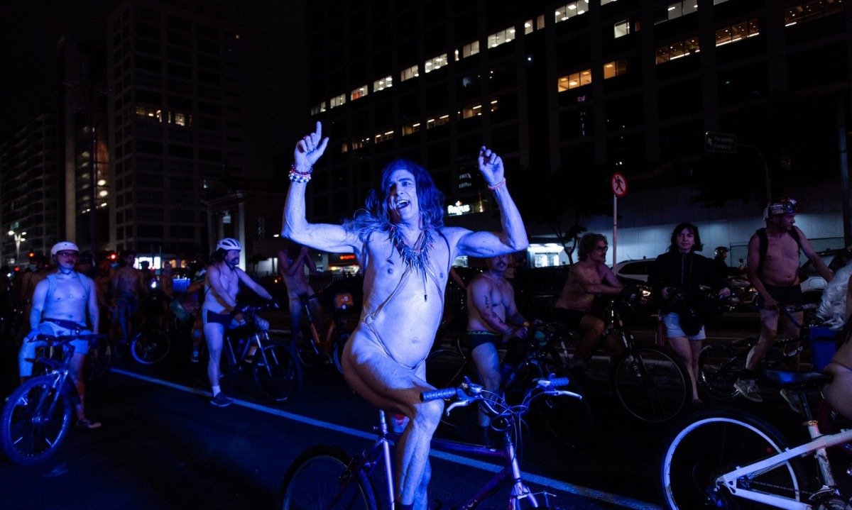 Ciclistas nus se manifestam em ato na avenida Paulista, em prol da segurança no trânsito e visibilidade dos ciclistas -  (crédito: Bia Borges/Ofotográfico/Folhapress )