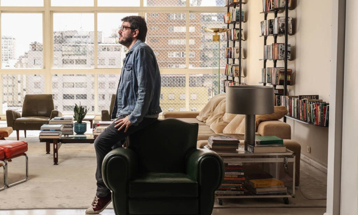 Rodrigo Teixeira, produtor de Ainda estou aqui, no apartamento onde mora, em São Paulo -  (crédito: Karime Xavier/Folhapress)