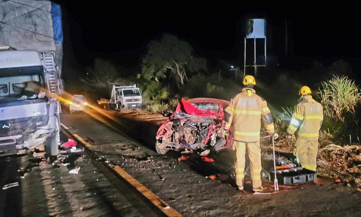 Motorista seguia sentido centro de Taiobeiras quando bateu de frente com um caminhão que seguia no sentido contrário da pista -  (crédito: CBMMG)