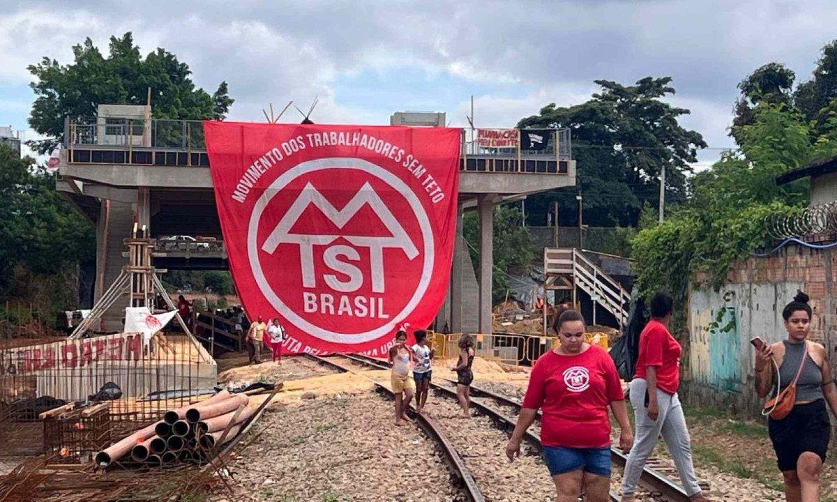 Manifestantes ocuparam obras da Linha 2 do Metr&ocirc; de BH na manh&atilde; desta segunda (17) -  (crédito: Ed&eacute;sio Ferreira/EM/DA Press)