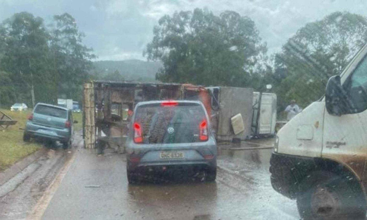 A Pol&iacute;cia Rodovi&aacute;ria Federal est&aacute; no local do acidente  -  (crédito: Reprodu&ccedil;&atilde;o redes sociais)