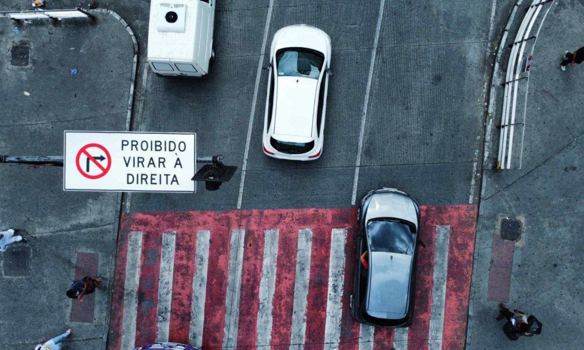 Duas semanas após o Carnaval, placas que foram movimentadas para a passagem dos trios elétricos continuam viradas para cima -  (crédito: Leandro Couri/EM/D.A Press)
