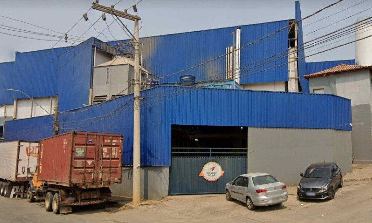 Vazamento de am&ocirc;nia mobiliza bombeiros em frigor&iacute;fico de Minas, nesta segunda-feira (17/3)
 -  (crédito: Reprodu&ccedil;&atilde;o/Google Street View)