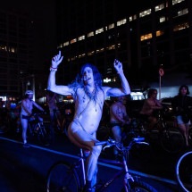 Ciclistas pedalam nus em São Paulo para pedir mais segurança no trânsito - Bia Borges/Ofotográfico/Folhapress 