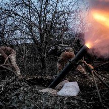'Câmera entre balas': motivações que movem o fotojornalismo de guerra - Oleg Petrasiuk/AFP