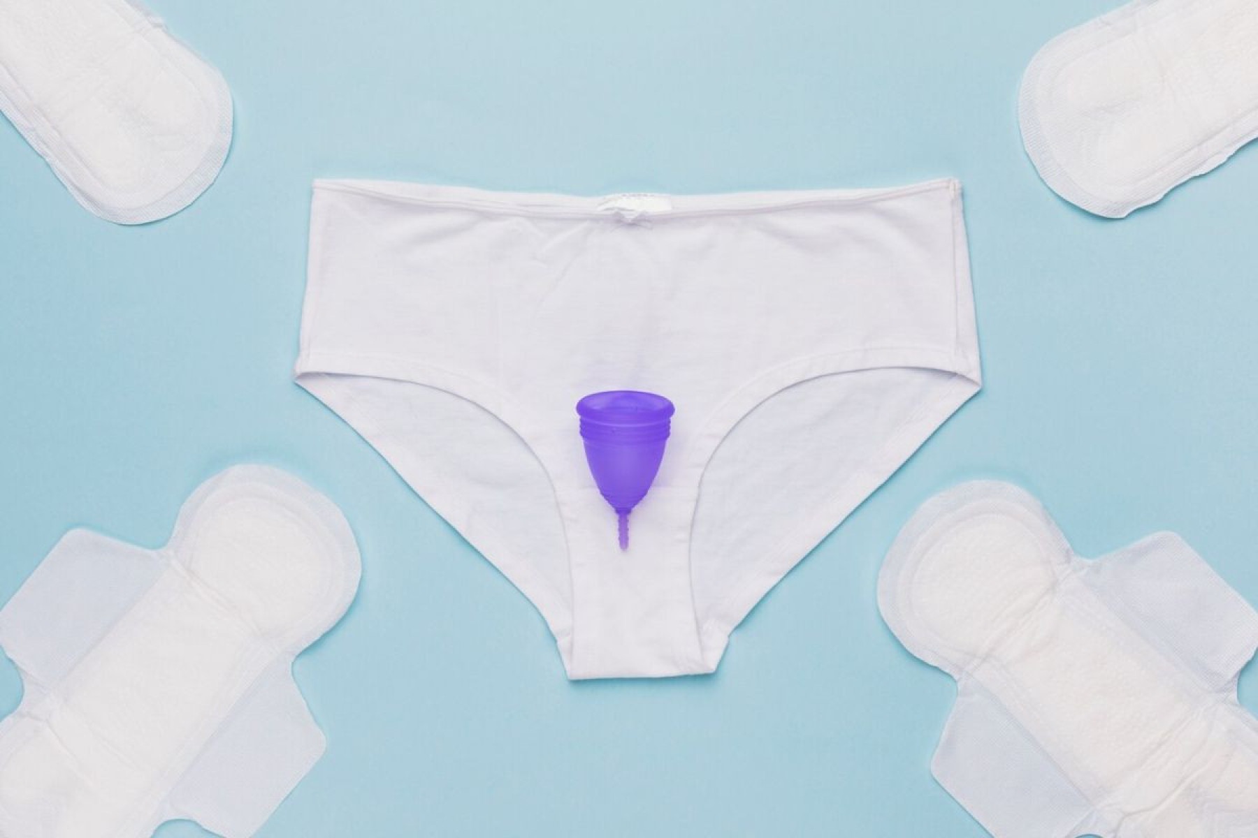Calcinha, absorventes e coletor menstrual