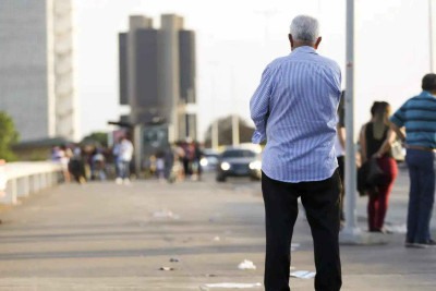 Escapes de urina podem ocorrer, ainda que em pequenas quantidades, após a pessoa espirrar, rir, tossir, exercitar-se, fazer esforços e até mesmo pela vontade súbita de urinar -  (crédito: Marcelo Camargo/Agência Brasil)