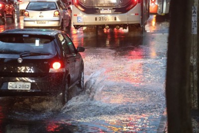 Devido aos altos volumes de chuva, as regiões de Venda Nova e Barreiro estão em alerta de risco geológico moderado até quarta-feira (19/3) -  (crédito: Marcos Vieira / EM / D.A Press)