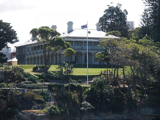 Casa do Governo de Sydney (1845)

Residência oficial do governador de Nova Gales do Sul, com arquitetura neogótica impressionante. Localizada dentro do Jardim Botânico, representa o legado colonial britânico na Austrália.
