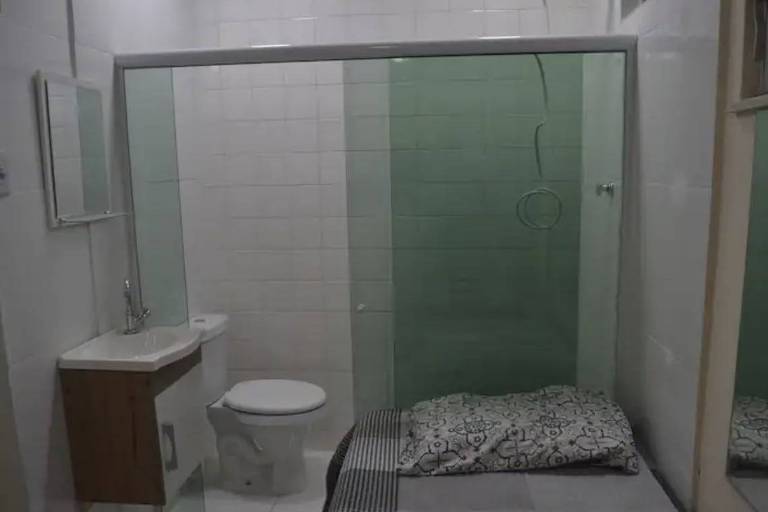 Isso porque o “quarto” era um banheiro com uma cama de solteiro, box, privada e uma televisão! O espaço era chamado pelo anfitrião de “minissuíte”.  A diária custava R$ 90, mas chegou a custar R$ 399 em datas anteriores.